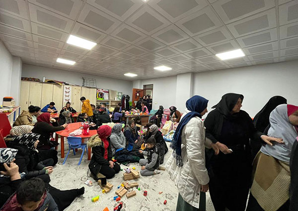 シャンルウルファ市内の避難所に集まった被災者 ©AAR Japan