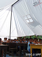 設置したテント教室と生徒